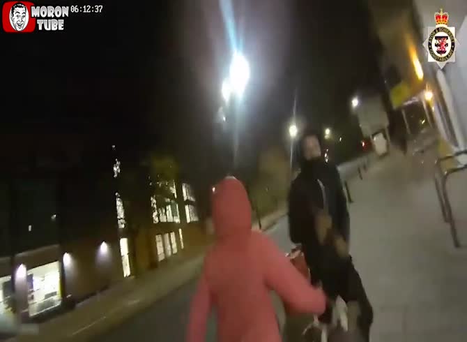 Video :An employee who has just taken his stolen merchandise gets stabbed by a thief